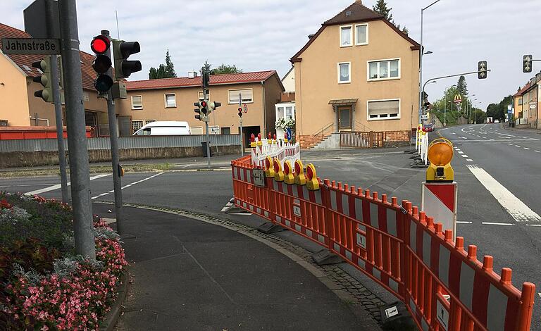 Die Kitzinger Jahnstraße ist während der Sommerferien gesperrt, außer für Anlieger. Die LKW Kitzingen lassen dort Strom-, Wasser- und Gasleitungen erneuern. Die Kitzinger Jahnstraße ist während der Sommerferien gesperrt, außer für Anlieger. Die LKW Kitzingen lassen dort Strom-, Wasser- und Gasleitungen erneuern.