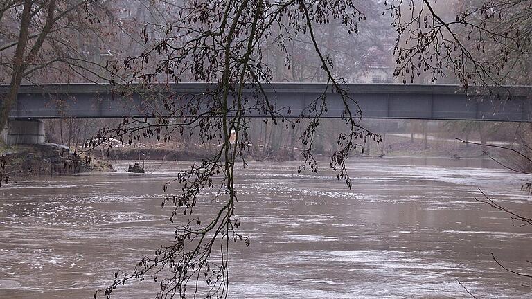 kg-lbo-hochwasser (7)       -  Im Bad Kissinger Luitpoldpark, im Bereich des Menzelstegs, nicht weit weg vom Saalemäander, ist ein neun Jahre alter Junge am Sonntag in die Hochwasser führende Saale gefallen.