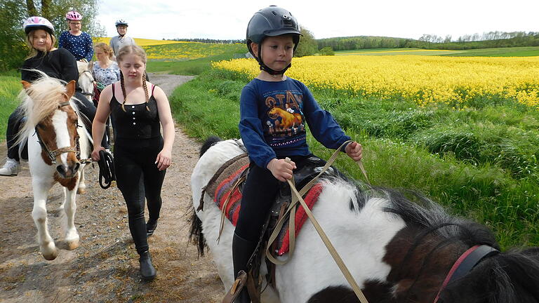 Ferienkinder erkunden mit dem Pony die Umgebung von Großeibstadt.