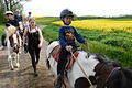 Ferienkinder erkunden mit dem Pony die Umgebung von Großeibstadt.