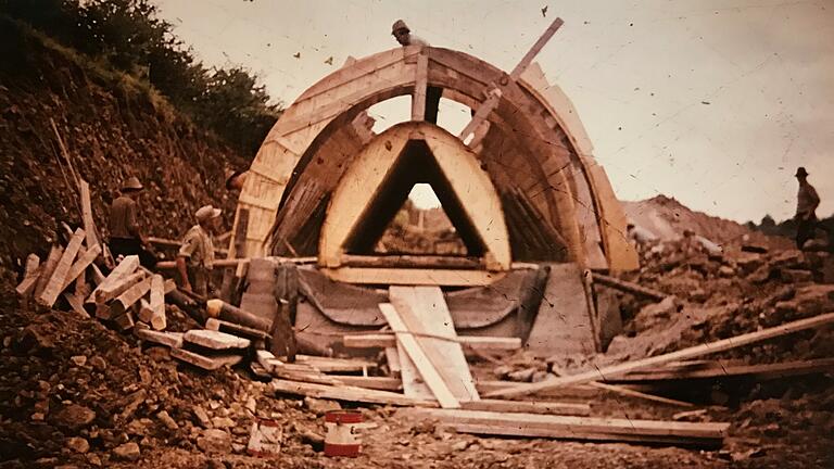 Talsperrenbau von  1955 bis 1958: Im Wiesengrund zwischen Ebertshausen und Fuchsstadt wurden zwei Dämme gebaut und der Sauerquellenbach aufgestaut. Der See sollte zur Bewässerung von 100 Hektar Feld dienen. Dazu kam es nie. Heute ist er ein Erholungsgebiet.
