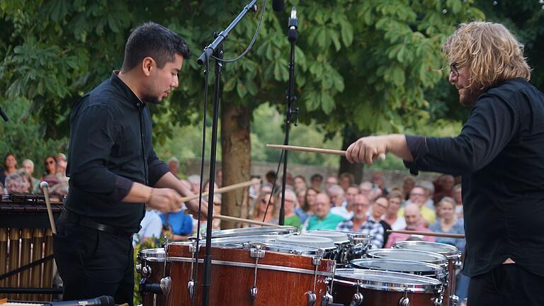 Christian Benning (rechts) und Marcel Morikawa spielen beim Duett mit einer extrem guten Harmonie auf 13 Trommeln. So geht Perfektion. Christian Benning (rechts) und Marcel Morikawa spielen beim Duett mit einer extrem guten Harmonie auf 13 Trommeln. So geht Perfektion.