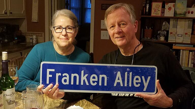 Margo und Wayne Boyd mit dem Straßenschild für die 'Franken Alley' in Huntsville im US-Bundesstaat Alabama.