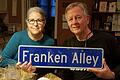 Margo und Wayne Boyd mit dem Straßenschild für die 'Franken Alley' in Huntsville im US-Bundesstaat Alabama.