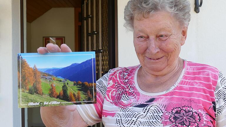 Friedl Brendel freut sich über jeden Urlaubsgruß aus der großen Familie. Hier eine Karte aus Südtirol vom Enkel Freddy.