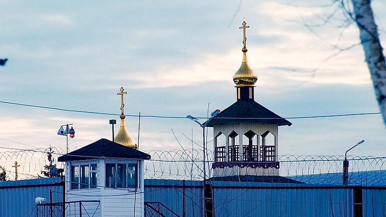 Gefängnis in Russland       -  Immer wieder werden in Russland Gegner des Moskauer Angriffskrieges gegen die Ukraine zu langer Haft im Straflager verurteilt. (Archivbild)