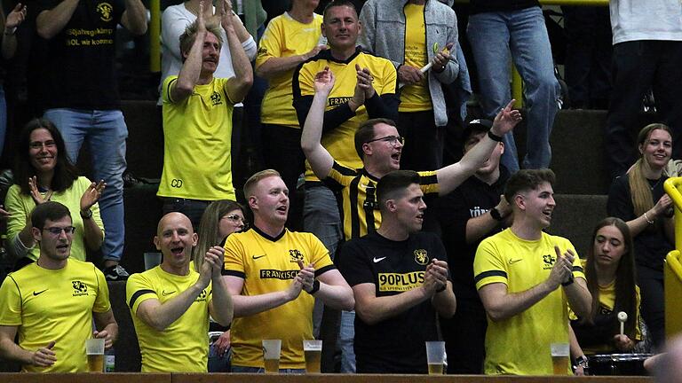 Unterstützt von zahlreichen Fans schaffte der TV Königsberg im Showdown am letzten Spieltag gegen die TG Höchberg den Klassenerhalt in der Bezirksoberliga. Unterstützt von zahlreichen Fans schaffte der TV Königsberg im Showdown am letzten Spieltag gegen die TG Höchberg den Klassenerhalt in der Bezirksoberliga.