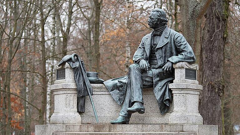 Stadtansicht Neuruppin - Theodor-Fontane-Denkmal       -  Das Fontane-Denkmal im brandenburgischen Neuruppin. Dort kam der Schriftsteller am 30. Dezember 1819 zur Welt. Er starb am 20. September 1898 in Berlin.