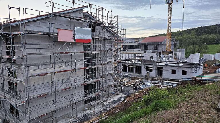 Der Neubau des Seniorenheims der Diakonie auf der Südseite mit dem Verwaltungstrakt (vor dem Kran). Der Neubau des Seniorenheims der Diakonie auf der Südseite mit dem Verwaltungstrakt (vor dem Kran).