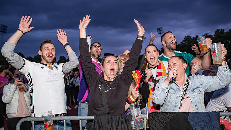 Schweinfurt im EM-Fieber. Zahlreiche Fußballfans besuchen am Freitag 14.06.24 das Public Viewing im Willy-Sachs-Stadion in Schweinfurt.