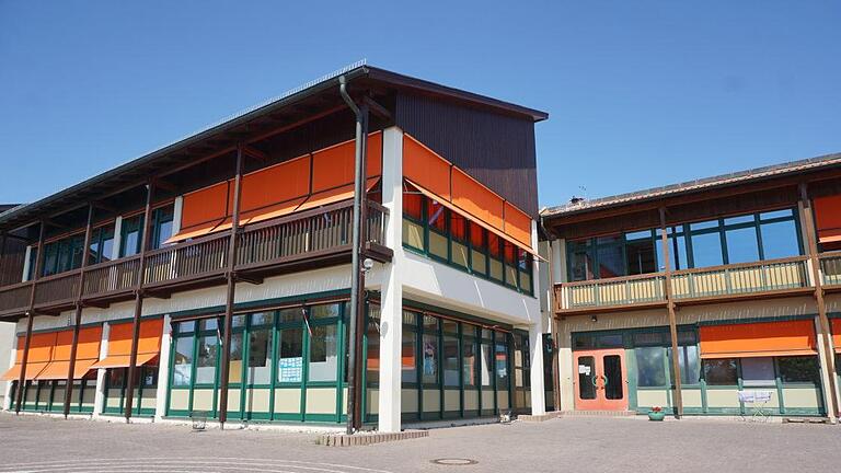 Noch ist die Montessori-Schule Rhön-Saale im Sandberger Schulgebäude  untergebracht. Foto: Marion Eckert       -  Noch ist die Montessori-Schule Rhön-Saale im Sandberger Schulgebäude  untergebracht. Foto: Marion Eckert