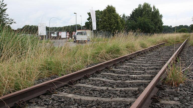 Die Gleise der stillgelegten Steigerwaldbahn auf Höhe der Kompostieranlage Gerolzhofen. Nun soll das Verwaltungsgericht Würzburg entscheiden, ob die Thüringer Eisenbahn GmbH die Infrastruktur der Strecke wieder so herrichten darf, dass dort Zugverkehr möglich ist.