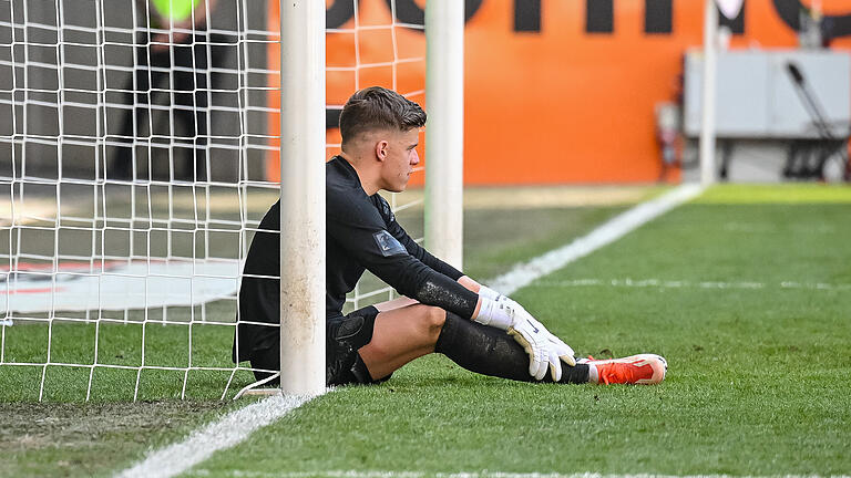 FC Augsburg - Werder Bremen.jpeg       -  Auf Finn Dahmen wird der FC Augsburg in Dortmund verzichten müssen.