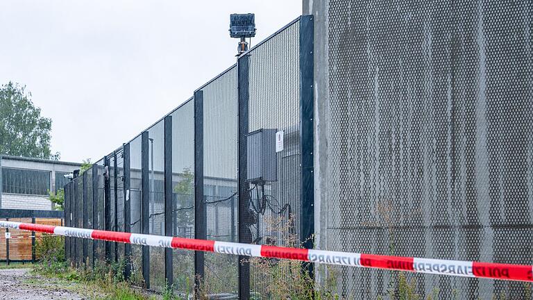 Bezirkskrankenhaus Straubing       -  Aus dieser Klinik in Straubing flohen die vier Straftäter. Ein zweiter Flüchtiger wurde in Österreich gefasst.