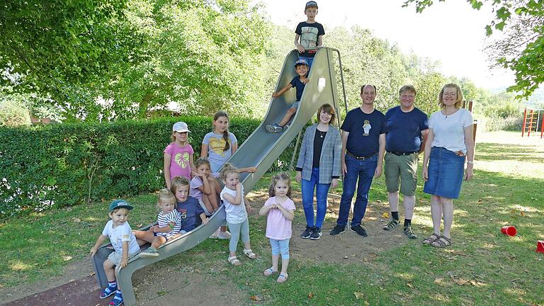 Große Freude herrscht in Deubach über die neue Rutsche am Spielplatz, die kürzlich im Beisein von Luisa Müller (Belelectric), Bürgermeister Lukas Braun, Ortsvorsteher Peter Renner und Ortschaftsrätin Anita Spinner eröffnet wurde.