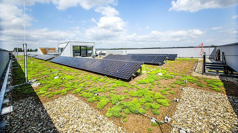 Die Dachterasse des neuen Baurconsult-Gebäudes mit Photovoltaikanlage und Blitzableiter.