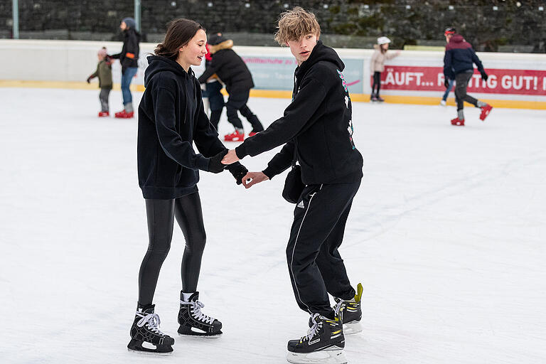 In Franken gibt es zahlreiche Eissporthallen. Schlittschuhlaufen eignet sich für Paare perfekt zum Händchen halten, wie auf diesem Archivfoto von der Würzburger Eisbahn.