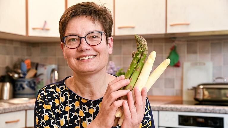 Klassisch mit Kartoffeln oder anders? Kreisbäuerin Maria Hoßmann aus dem Landkreis Main-Spessart zeigt, wie sie fränkischen Spargel am liebsten zubereitet.