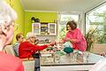 Ehrenamtliche wie Heidi Glöggler (rechts) bringen ein Stück Alltag zu den Bewohnerinnen und Bewohnern des Seniorenheims Marie-Juchacz-Haus.