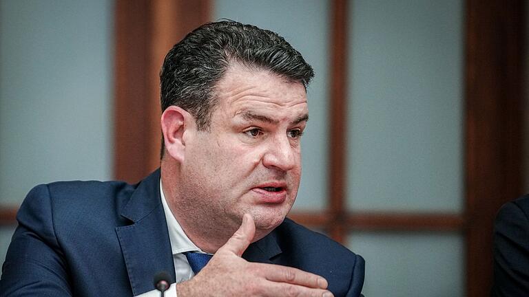 Hubertus Heil.jpeg - Bundesarbeitsminister Hubertus Heil hat der Bundesregierung vorgeschlagen, Sanktionen für Bürgergeld-Empfänger zu verschärfen, die immer wieder zumutbare Arbeitsangebote ablehnen. Hubertus Heil.jpeg - Bundesarbeitsminister Hubertus Heil hat der Bundesregierung vorgeschlagen, Sanktionen für Bürgergeld-Empfänger zu verschärfen, die immer wieder zumutbare Arbeitsangebote ablehnen.