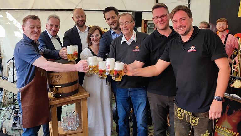 Ozapft is: Mit einem gezielten Schlag durch Bürgermeister Peter Juks floss das Festbier. Auf dem Foto (von links): Peter Juks, Paul Lehrieder (MdB), Sascha Genders (IHK Geschäftsführer), Rosa Behon (Bezirksrätin), Björn Jungbauer (MdL), Karl-Heinz Pritzl (Geschäfsführer Kauzen Bräu), Marcus Lifferth (Braumeister Kauzen Bräu), Jacob Pritzl (Geschäfsführer Kauzen Bräu).