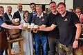 Ozapft is: Mit einem gezielten Schlag durch Bürgermeister Peter Juks floss das Festbier. Auf dem Foto (von links): Peter Juks, Paul Lehrieder (MdB), Sascha Genders (IHK Geschäftsführer), Rosa Behon (Bezirksrätin), Björn Jungbauer (MdL), Karl-Heinz Pritzl (Geschäfsführer Kauzen Bräu), Marcus Lifferth (Braumeister Kauzen Bräu), Jacob Pritzl (Geschäfsführer Kauzen Bräu).