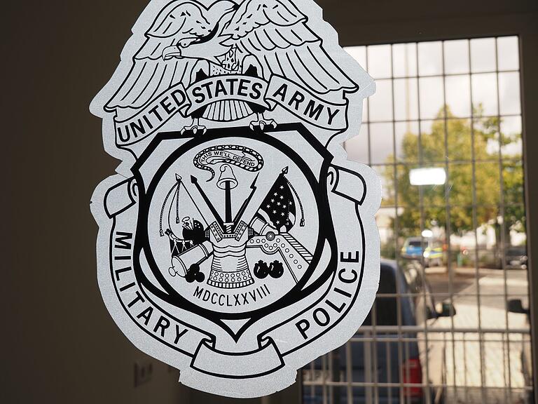 In den Dienstgebäuden gibt es noch Erinnerungen an die US-Militärpolizei. In den Dienstgebäuden gibt es noch Erinnerungen an die US-Militärpolizei.