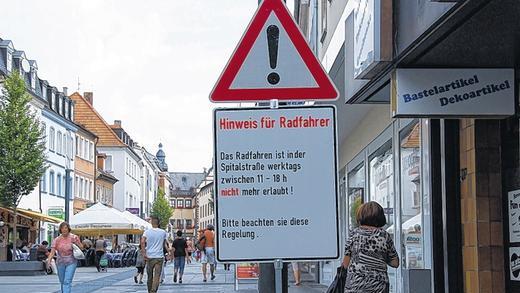 Radeln verboten in der Spitalstraße - Seit 1. August ist das Radfahren in der Spitalstraße verboten. Werktags von 11 bis 18 Uhr heißt die Devise: Bitte schieben. Radeln verboten in der Spitalstraße - Seit 1. August ist das Radfahren in der Spitalstraße verboten. Werktags von 11 bis 18 Uhr heißt die Devise: Bitte schieben.