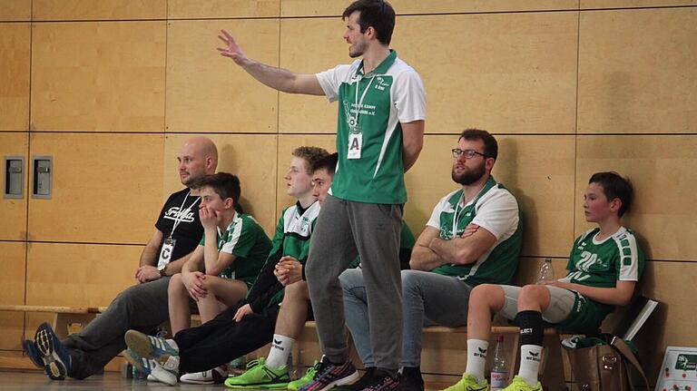 Bastian Krenz (stehend, hier auf einem Foto von 2017) ist Handball-Abteilungsleitung und Jugendtrainer bei der DJK Rimpar. Bastian Krenz (stehend, hier auf einem Foto von 2017) ist Handball-Abteilungsleitung und Jugendtrainer bei der DJK Rimpar.