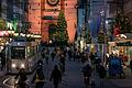 Blick in die weihnachtlich geschmückte Domstraße in Würzburg. Viele besorgen jetzt im Einzelhandel ihre Weihnachtsgeschenke.