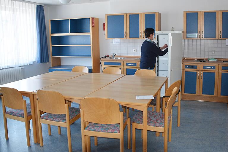 Eigentlich war das Geschirr schon abholbereit im Foyer des Haus St. Michael in Bad Königshofen zurecht gestellt. Am Dienstag wurde es wieder in die Schränke eingeräumt. Eigentlich war das Geschirr schon abholbereit im Foyer des Haus St. Michael in Bad Königshofen zurecht gestellt. Am Dienstag wurde es wieder in die Schränke eingeräumt.