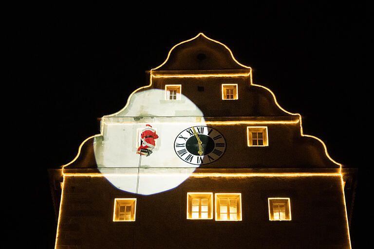 Spektakulär waren die Bilder vom Weihnachtsmann, der sich vom Hohntor in Bad Neustadt abseilte.