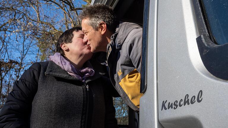 Weil es im Innern so kuschelig ist, haben Tanja Fischer und Rainer Frank ihren grauen Campingbus auf den Namen 'Kuschel' getauft.