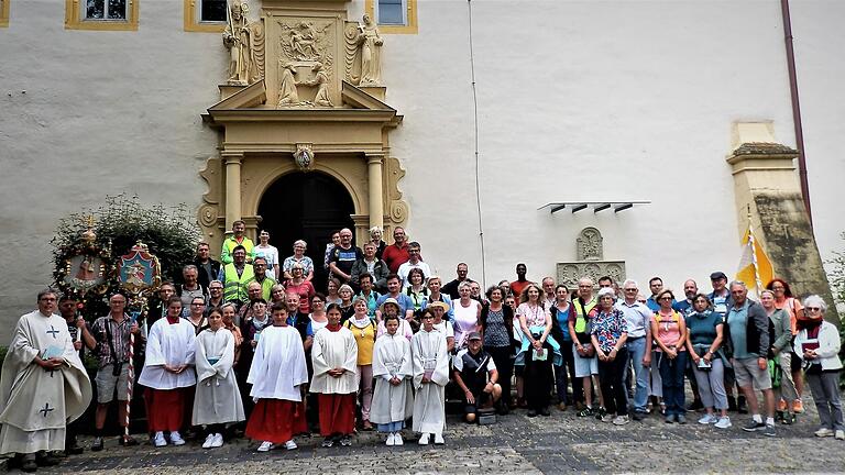 Nach der Eucharistiefeier zum Abschluss der traditionellen Dettelbach-Wallfahrt zur Wallfahrtskirche 'Maria im Sand' stellen sich die Wallfahrer dem Fotografen zum Erinnerungsfoto.