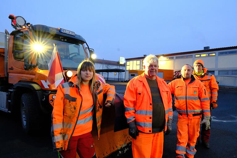Regina Leier, mit ihren Kollegen Frank Peters, Marco Jokiel und Tobias Schäfer vom Kreisbauhof in Herschfeld. Regina Leier, mit ihren Kollegen Frank Peters, Marco Jokiel und Tobias Schäfer vom Kreisbauhof in Herschfeld.