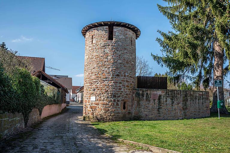 Der mittelalterliche Turm am Ende der Dorfmauer in Niedernberg ist Teil der einstigen Dorfbefestigungsanlage aus dem 15. Jahrhundert. Der mittelalterliche Turm am Ende der Dorfmauer in Niedernberg ist Teil der einstigen Dorfbefestigungsanlage aus dem 15. Jahrhundert. 