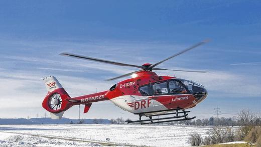 Aus für Rot-Weiß: Der Rettungshubschrauber der DRF &ndash; hier bei einem Einsatz bei Winterhausen &ndash; wird zum 1. Januar durch eine gelbe ADAC-Maschine ersetzt.