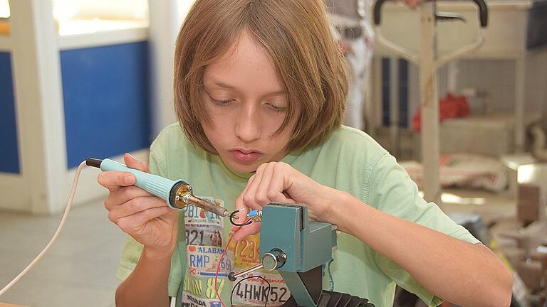 Der Umgang mit dem Lötkolben gehört bei den Elektrikern zum Rüstzeug. Azubi-Quest