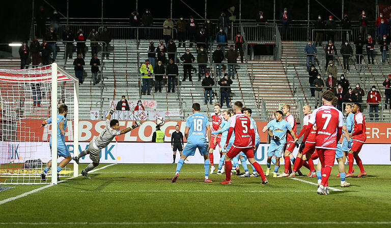 Eine der dicken Chancen der Rothosen: Freiburgs Keeper Noah Atubolu pariert einen Kopfball von Daniel Hägele (verdeckt). Eine der dicken Chancen der Rothosen: Freiburgs Keeper Noah Atubolu pariert einen Kopfball von Daniel Hägele (verdeckt).