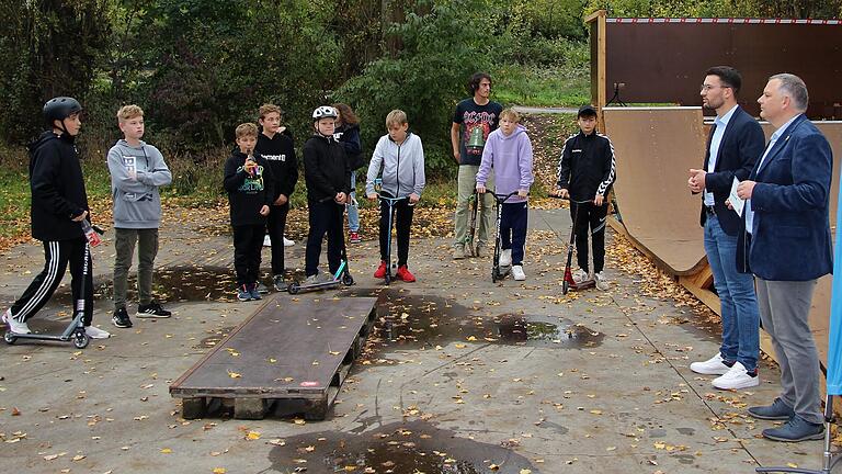 Volkachs Bürgermeister Heiko Bäuerlein (rechts) und Jugendreferent Simon Rinke (Zweiter von rechts) eröffneten am Freitag die neue Skateanlage in Astheim. Volkachs Bürgermeister Heiko Bäuerlein (rechts) und Jugendreferent Simon Rinke (Zweiter von rechts) eröffneten am Freitag die neue Skateanlage in Astheim.