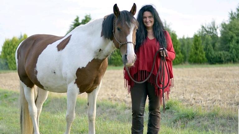 Sabine Väthjunker ist ausgebildete Reittherapeutin und bietet auf ihrem Hof in Röttbach heilpädagogisches Begleiten mit Pferden an. Sabine Väthjunker ist ausgebildete Reittherapeutin und bietet auf ihrem Hof in Röttbach heilpädagogisches Begleiten mit Pferden an.