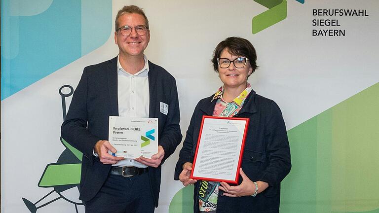 Martin Pohl und Karin Illner freuen sich über die Verleihung des Berufswahlsiegels.&nbsp;