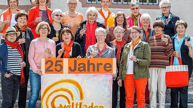 25 Jahre im Einsatz: Das Foto zeigt das Team des Weltladens Tauberbischofsheim, das dieses Jubiläum feiert.