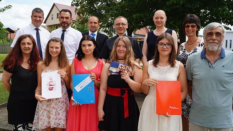 Für die Schule war es ein erfolgreicher Jahrgang, denn alle bestanden den Mittelschulabschluss. Klassleiter Franz Stegner ehrte die Schulbesten. Unser Bild zeigt (vorne, von links) Rektorin Ulrike Binder-Vondran, die Preisträger Denise Schickerling, Lena Dietz, Jenny Schalk, Lea Krapf und Klassenleiter Franz Stegner sowie (hinten, von links) Bürgermeister Peter Kraus (Gädheim), Bürgermeister Holger Baunacher (für die VG Theres) und die Paten der besten Schüler, Matthias Roth (Raiffeisenbank), Pfarrer Christian Lutz, Regina Beetz (Schlossrestaurant Zeitlos) und Ute Wolf (Sparkasse).