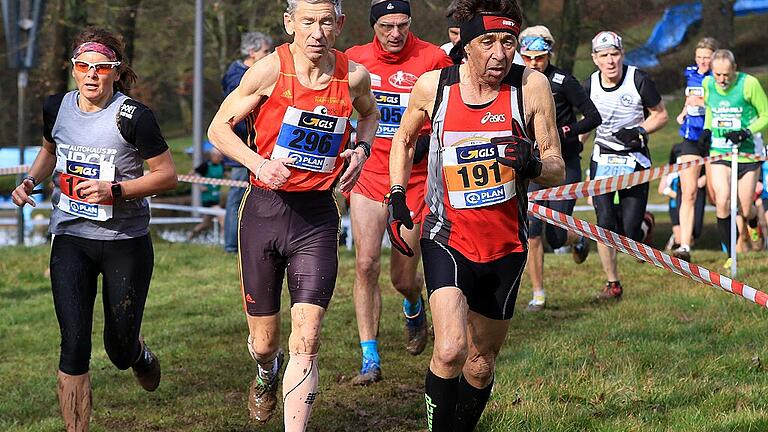 Manfred Dormann (rechts) wurde in Sindelfingen deutscher Seniorenmeister im im Crosslauf der Altersklasse M70.