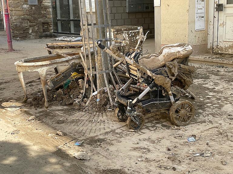 Impressionen einer Jahrhundert-Katastrophe: Kinderwagen und zerstörter Hausrat in Ahrweiler.