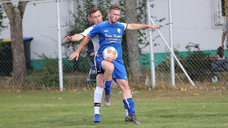 David Büschelberger (vorne) vom TSV Trappstadt schirmt in dieser Situation den Ball gegen Julian Keller von der SG Stadtlauringen/Ballingshausen ab.