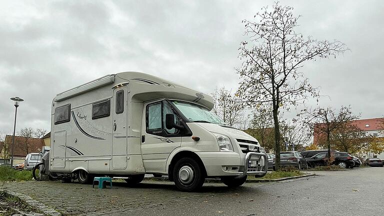 Der Wohnmobil-Tourismus boomt. Davon möchte Gerolzhofen sich eine größere Scheibe abschneiden als dies bislang der Fall war. Einziger Stellplatz mit einer Versorgungseinrichtung ist derzeit der Parkplatz an der Grund- und Mittelschule (im Bild). Der Wohnmobil-Tourismus boomt. Davon möchte Gerolzhofen sich eine größere Scheibe abschneiden als dies bislang der Fall war. Einziger Stellplatz mit einer Versorgungseinrichtung ist derzeit der Parkplatz an der Grund- und Mittelschule (im Bild).