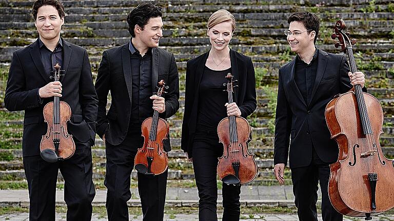 Bei Erik Schumann (Violine), Ken Schumann (Violine), Lisa Randalu (Viola) und Mark Schumann (Violoncello) weiß man nie, was kommt. Bei Erik Schumann (Violine), Ken Schumann (Violine), Lisa Randalu (Viola) und Mark Schumann (Violoncello) weiß man nie, was kommt.