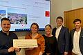 Die neue Homepage der Stadt Mellrichstadt geht an den Start. Darüber freuen sich (von links) Thomas Finger, IT-Beauftragter der VG Mellrichstadt, Juliane Mack und Nicole Seemann vom Verein Aktives Mellrichstadt, Bürgermeister Michael Kraus und Marcel Reyer von der Firma Offizium.